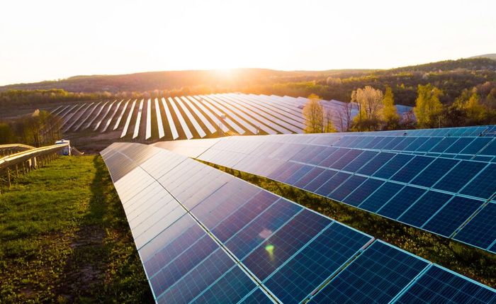 Solarpark im Abendlicht